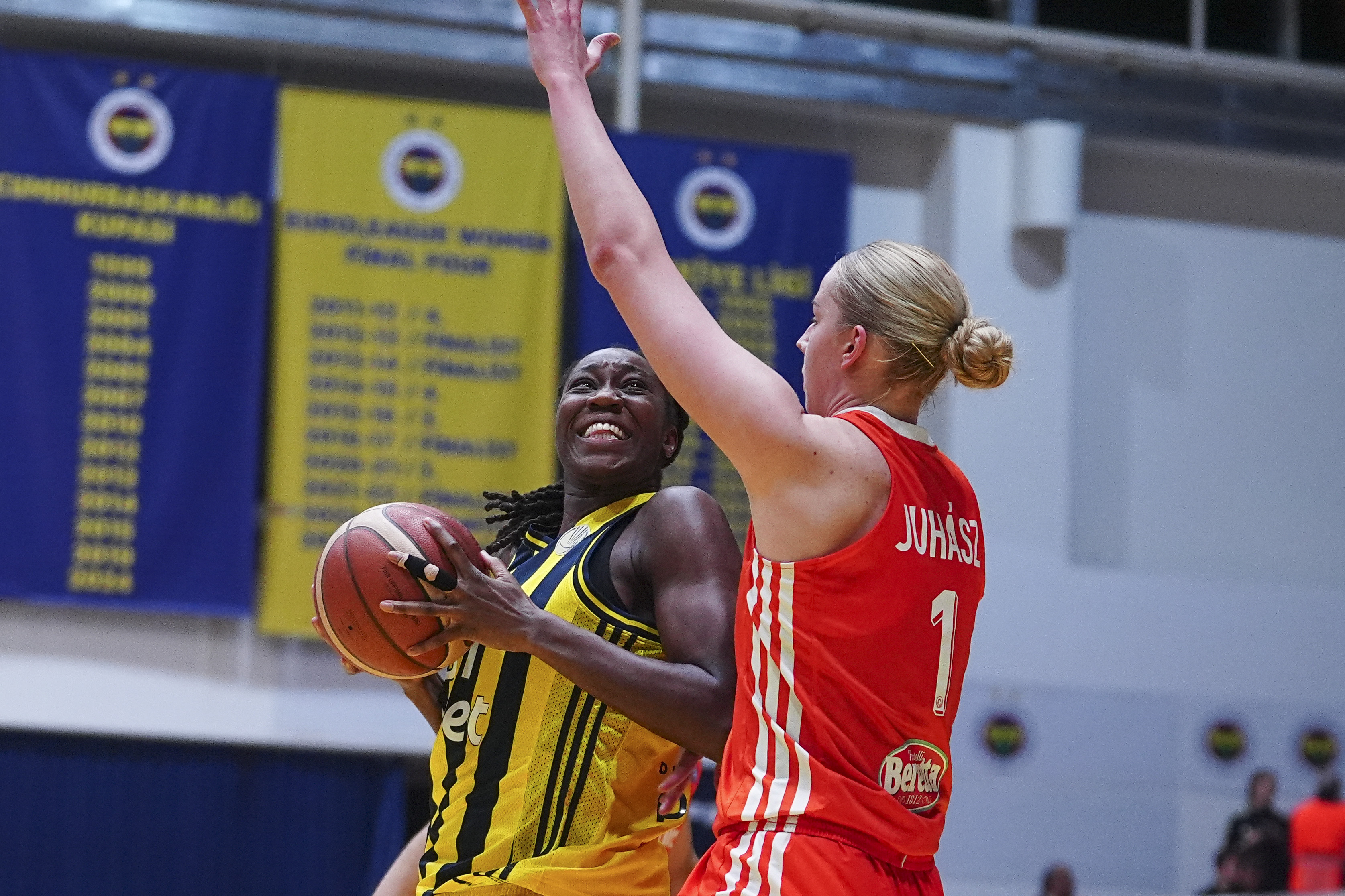Fenerbahce Opet v Beretta Famila - EuroLeague Women basketball